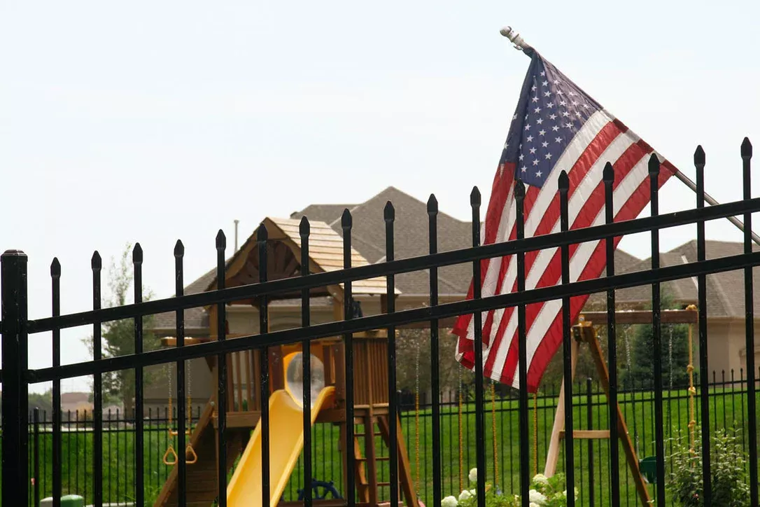 [300 Feet Of Fence] 5′ Tall Ornamental Steel Spear Top Complete Fence Package